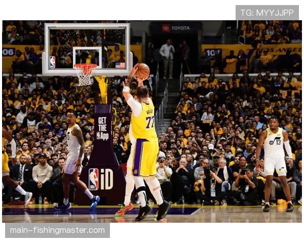 场边数据屏显示，湖人队本节比赛防守效率值实时排名跃居主场观众欢呼。